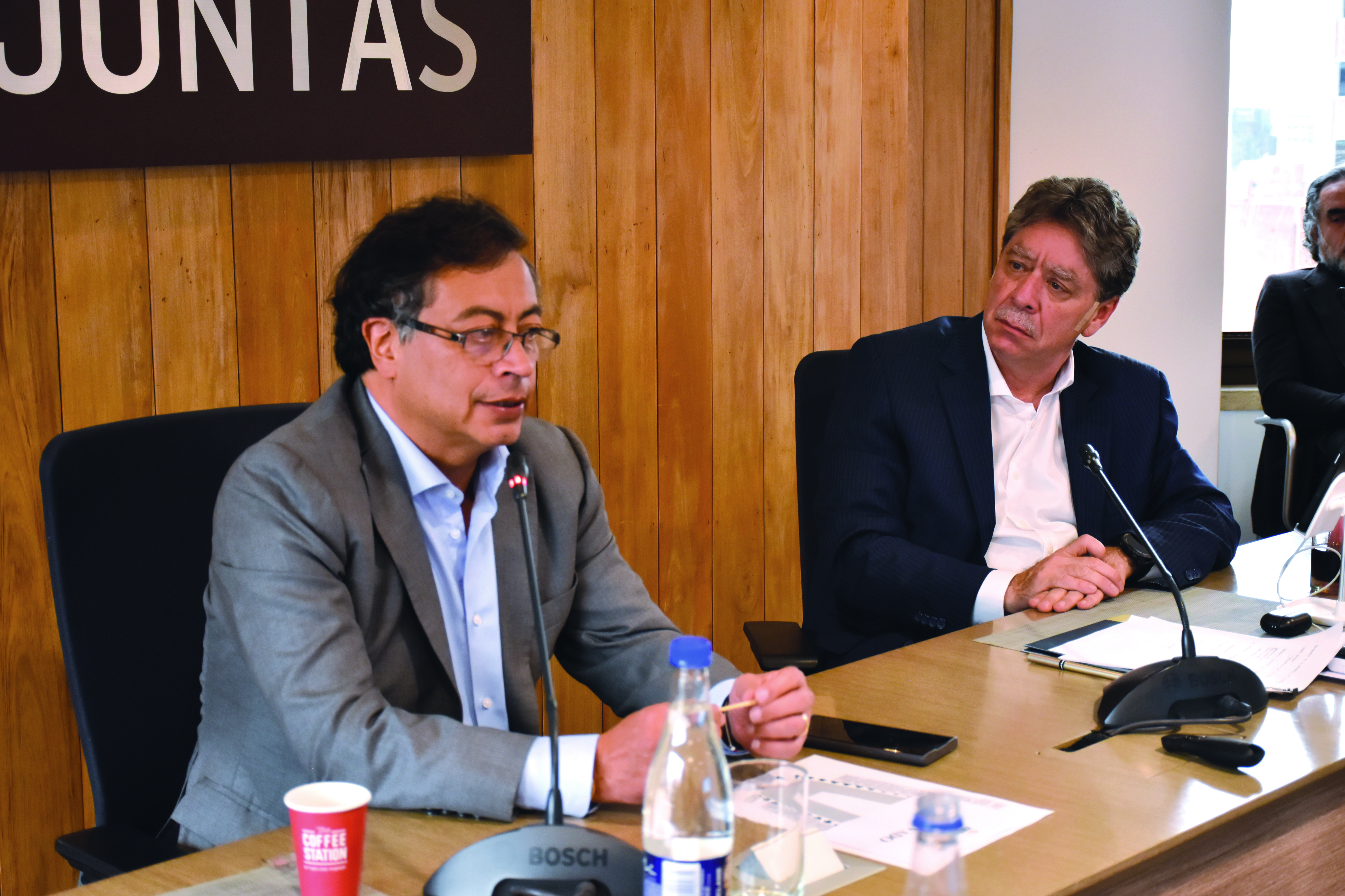 Gustavo Petro junto a Bruce Mac Master